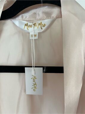 Miss To Mrs Blush Pink Satin Bridal Robe NWT Size S/M Bride Getting Ready